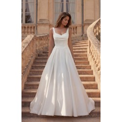 Robe princesse satin épuré, bretelles larges ornées, col cœur, style minimaliste