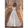 Robe princesse satin épuré, bretelles larges ornées, col cœur, style minimaliste