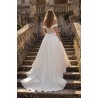 Robe de mariée princesse satin, épaules dénudées (off-shoulder), corsage dentelle illusion, jupe ample vue de dos