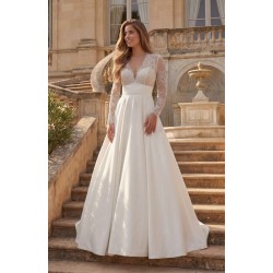 Robe de mariée princesse satin, manches longues dentelle illusion, col V plongeant
