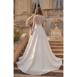 Robe princesse satin, manches longues dentelle illusion, col V plongeant vue de dos