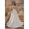 Robe princesse satin, manches longues dentelle illusion, col V plongeant vue de dos