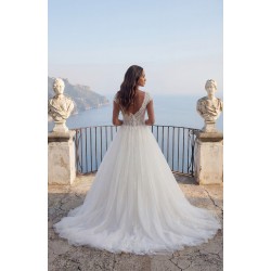 Robe princesse tulle, bretelles cap sleeve dentelle, dos V, longue traîne, vue de dos