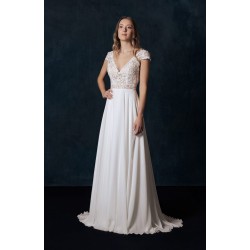 Robe de mariée fluide en mousseline cap sleeve dentelle feuillage col V – modèle Vitani