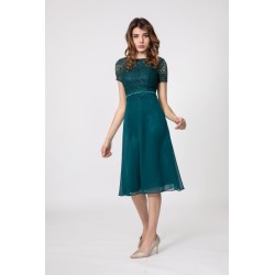 Robe de cocktail mariage mi-longue vert roi, haut en dentelle col bateau et jupe mousseline fluide – MS