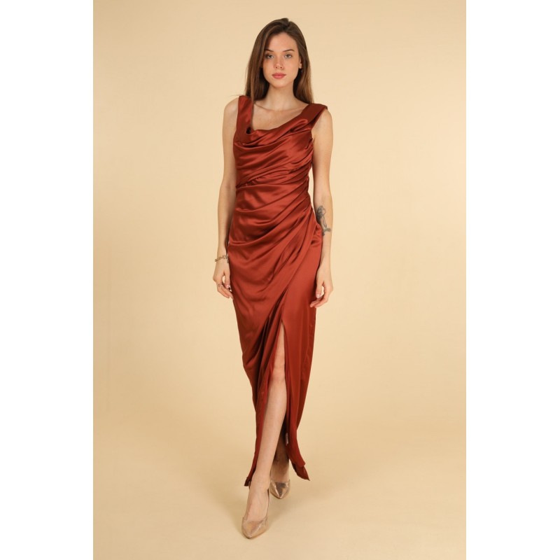 Robe de cocktail mariage en satin drapé terracotta, col bénitier asymétrique et fente – MS