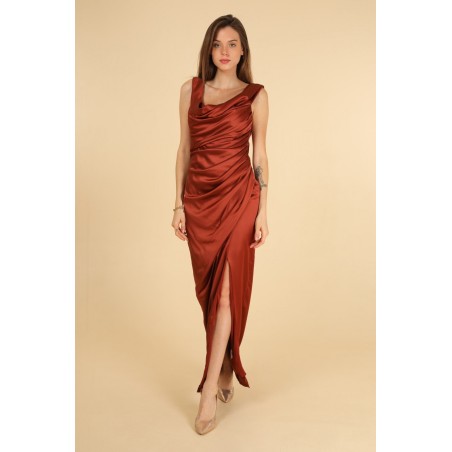 Robe de cocktail mariage en satin drapé terracotta, col bénitier asymétrique et fente – MS