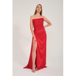 Robe de cocktail mariage en satin drapé rouge, col bénitier asymétrique et fente – MS