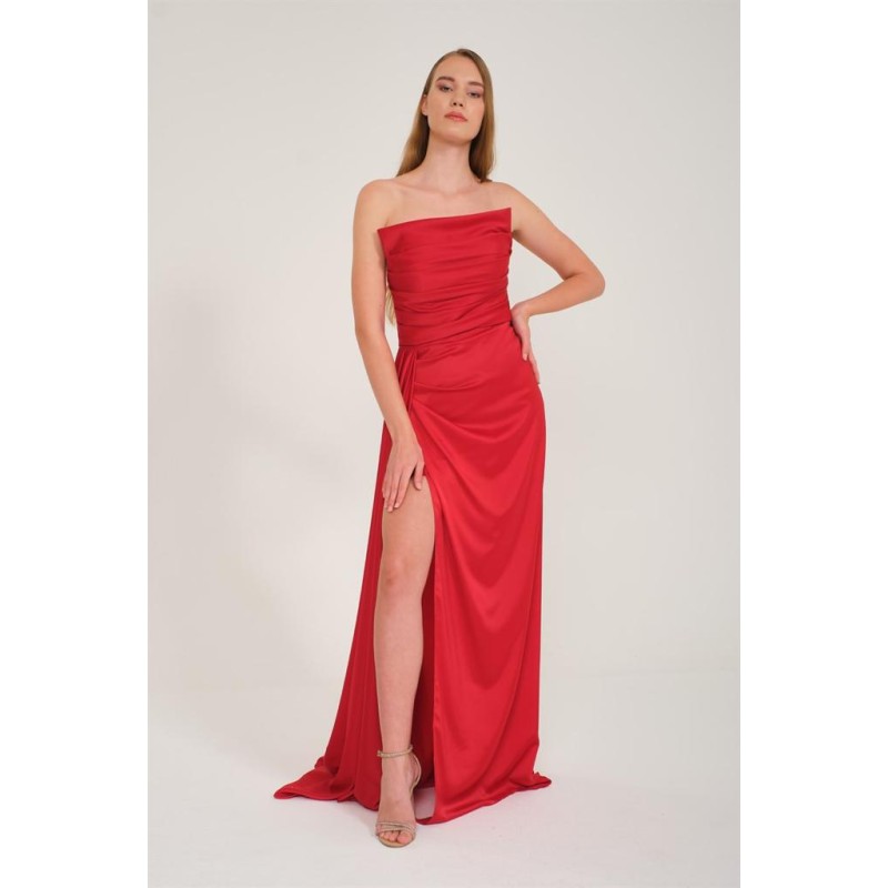 Robe de cocktail mariage en satin drapé rouge, col bénitier asymétrique et fente – MS