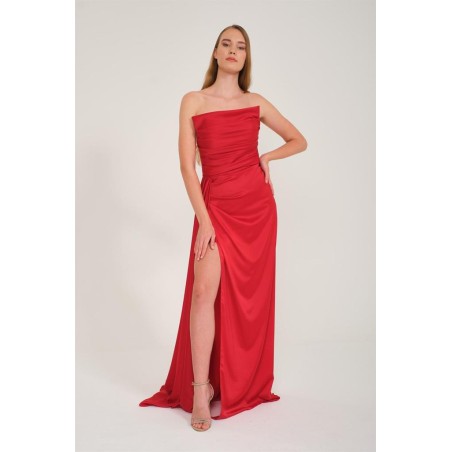 Robe de cocktail mariage en satin drapé rouge, col bénitier asymétrique et fente – MS