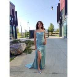 Robe de cocktail mariage en satin drapé vert sauge, bretelles fines, près du corps
