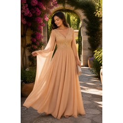 Robe de cocktail mariage longue en mousseline pêche, col V, haut en dentelle florale et manches cape volantes