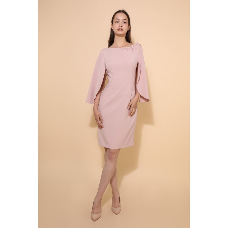 Robe de cocktail mariage courte en crêpe rose nude, col bateau, manches cape fendues et appliqué floral sur l'épaule – MS