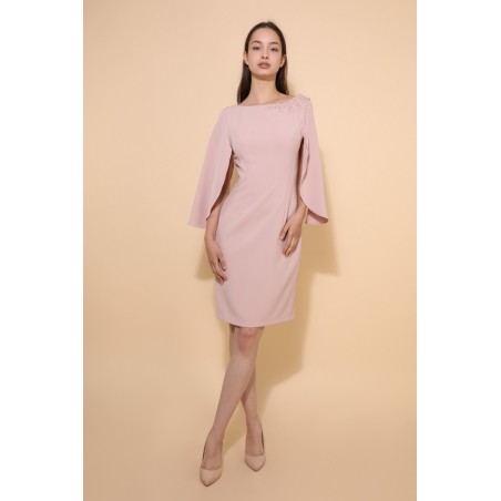 Robe de cocktail mariage courte en crêpe rose nude, col bateau, manches cape fendues et appliqué floral sur l'épaule – MS