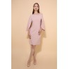 Robe de cocktail mariage courte en crêpe rose nude, col bateau, manches cape fendues et appliqué floral sur l'épaule – MS