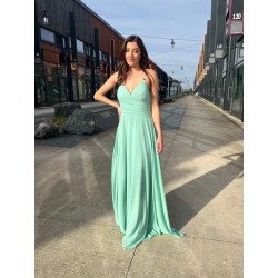 Robe de cocktail mariage longue et fluide vert menthe, col V croisé et bretelles fines, jupe évasée – MS