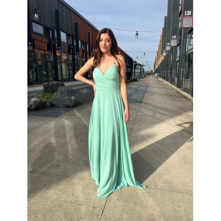 Robe de cocktail mariage longue et fluide vert menthe, col V croisé et bretelles fines, jupe évasée – MS