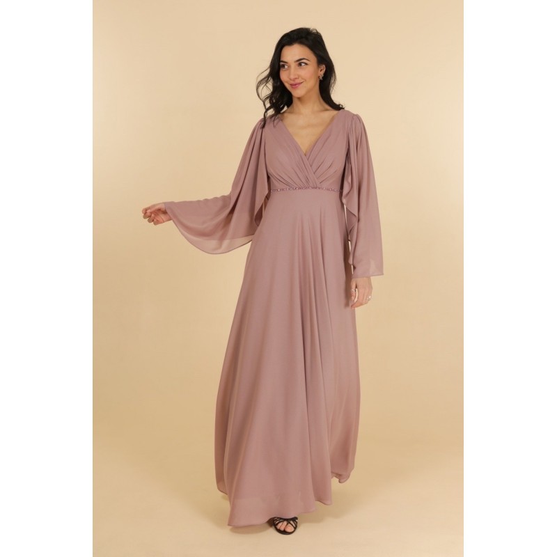 Robe de cocktail mariage longue en mousseline vieux rose, col V croisé, manches cape longues volantes et ceinture strass – MS