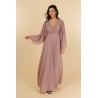Robe de cocktail mariage longue en mousseline vieux rose, col V croisé, manches cape longues volantes et ceinture strass – MS