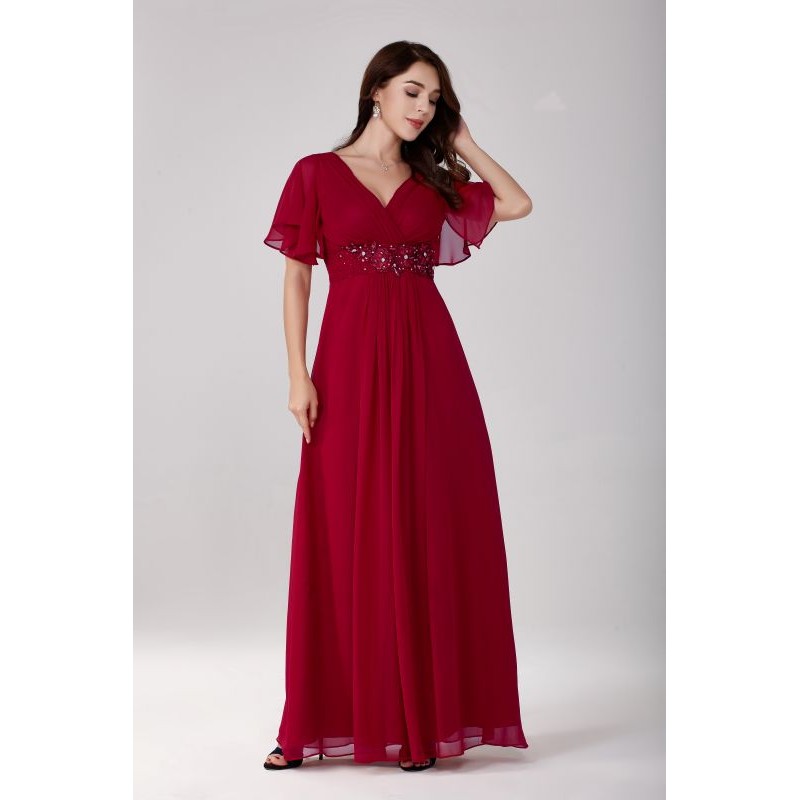 Robe de cocktail mariage longue en mousseline bordeaux, col V croisé, manches papillon courtes et ceinture brodée strass – MS