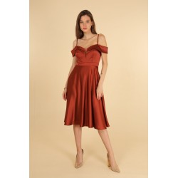 Robe de cocktail mariage mi-longue en satin terracotta, col cœur, épaules dénudées et jupe évasée – MS