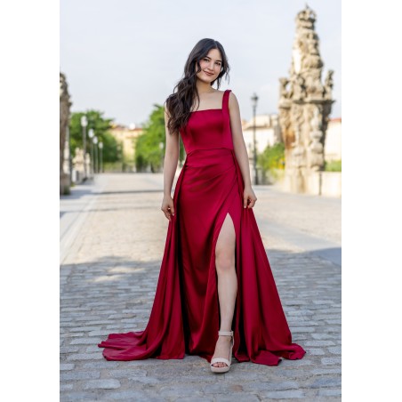 Robe de cocktail mariage longue en satin rouge, col carré, bretelles larges, fente frontale et traîne