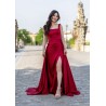 Robe de cocktail mariage longue en satin rouge, col carré, bretelles larges, fente frontale et traîne