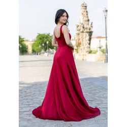 Robe de cocktail mariage longue en satin rouge, col carré, bretelles larges, fente frontale et traîne - vue de dos