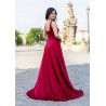 Robe de cocktail mariage longue en satin rouge, col carré, bretelles larges, fente frontale et traîne - vue de dos