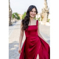 Robe de cocktail mariage longue en satin rouge, col carré, bretelles larges, fente frontale et traîne - zoom sur le haut