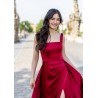 Robe de cocktail mariage longue en satin rouge, col carré, bretelles larges, fente frontale et traîne - zoom sur le haut