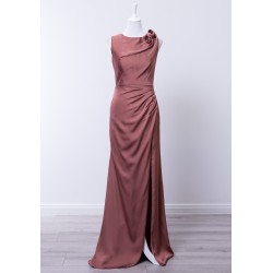 Robe de cocktail mariage longue Marsala en satin vieux rose, col rond, appliqué roses sur l'épaule, drapé latéral et fente