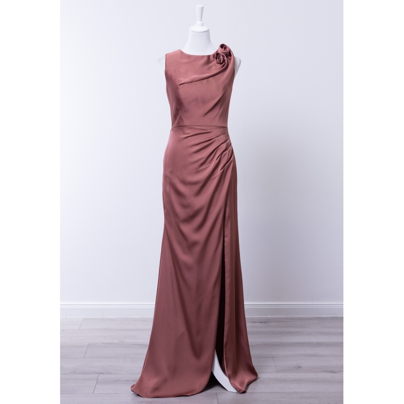 Robe de cocktail mariage longue Marsala en satin vieux rose, col rond, appliqué roses sur l'épaule, drapé latéral et fente