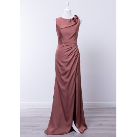 Robe de cocktail mariage longue Marsala en satin vieux rose, col rond, appliqué roses sur l'épaule, drapé latéral et fente