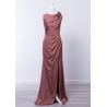 Robe de cocktail mariage longue Marsala en satin vieux rose, col rond, appliqué roses sur l'épaule, drapé latéral et fente