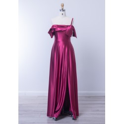 Robe de cocktail mariage longue Cabernet en satin fuchsia, épaule asymétrique avec nœud, jupe évasée et fente