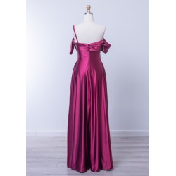 Robe de cocktail mariage longue Cabernet en satin fuchsia, épaule asymétrique avec nœud, jupe évasée et fente - vue de dos