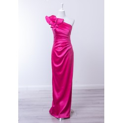 Robe de cocktail mariage longue Lila en satin fuchsia vif, épaule asymétrique avec volant floral et fourreau drapé
