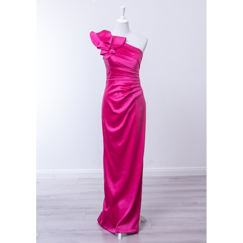 Robe de cocktail mariage longue Lila en satin fuchsia vif, épaule asymétrique avec volant floral et fourreau drapé