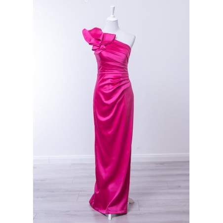 Robe de cocktail mariage longue Lila en satin fuchsia vif, épaule asymétrique avec volant floral et fourreau drapé