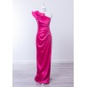 Robe de cocktail mariage longue Lila en satin fuchsia vif, épaule asymétrique avec volant floral et fourreau drapé