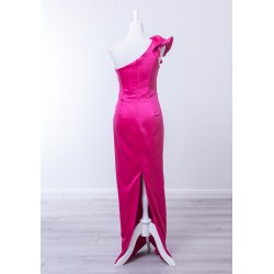 Robe de cocktail mariage longue Lila en satin fuchsia vif, épaule asymétrique avec volant floral et fourreau drapé - vue de dos