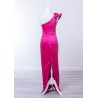 Robe de cocktail mariage longue Lila en satin fuchsia vif, épaule asymétrique avec volant floral et fourreau drapé - vue de dos