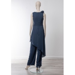Ensemble pantalon mariage en mousseline bleu marine, col V croisé, manches courtes et motif floral à l'épaule - vue de dos