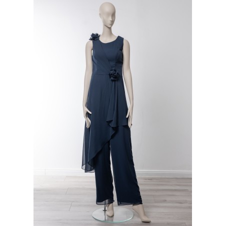 Ensemble pantalon mariage en mousseline bleu marine, col V croisé, manches courtes et motif floral à l'épaule
