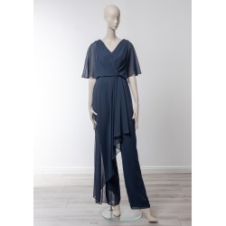 Ensemble pantalon mariage en mousseline bleu marine, col V croisé, manches papillon et surcape drapée avec ceinture strass