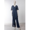 Ensemble pantalon mariage en mousseline bleu marine, col V croisé, manches papillon et surcape drapée avec ceinture strass