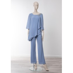 Ensemble pantalon mariage en mousseline bleu ciel, tunique asymétrique drapée et appliqué strass sur l'épaule