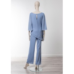 Ensemble pantalon mariage en mousseline bleu ciel, tunique asymétrique drapée et appliqué strass sur l'épaule - vue de dos