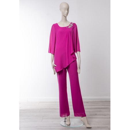 Ensemble pantalon mariage en mousseline rose fuchsia, tunique asymétrique drapée et appliqué strass sur l'épaule